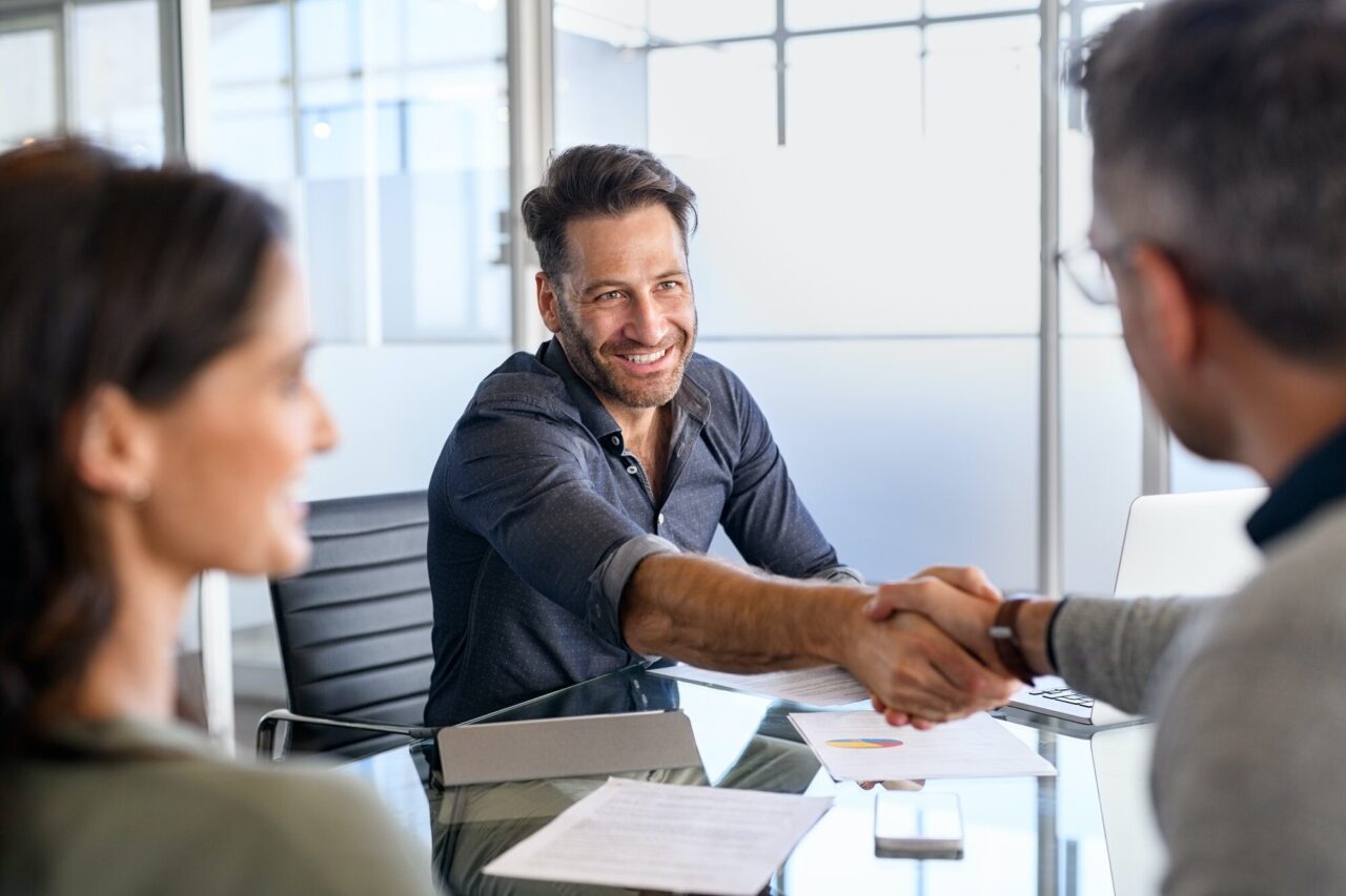 Primer Hogar businessman-shaking-hands-with-client.jpg
