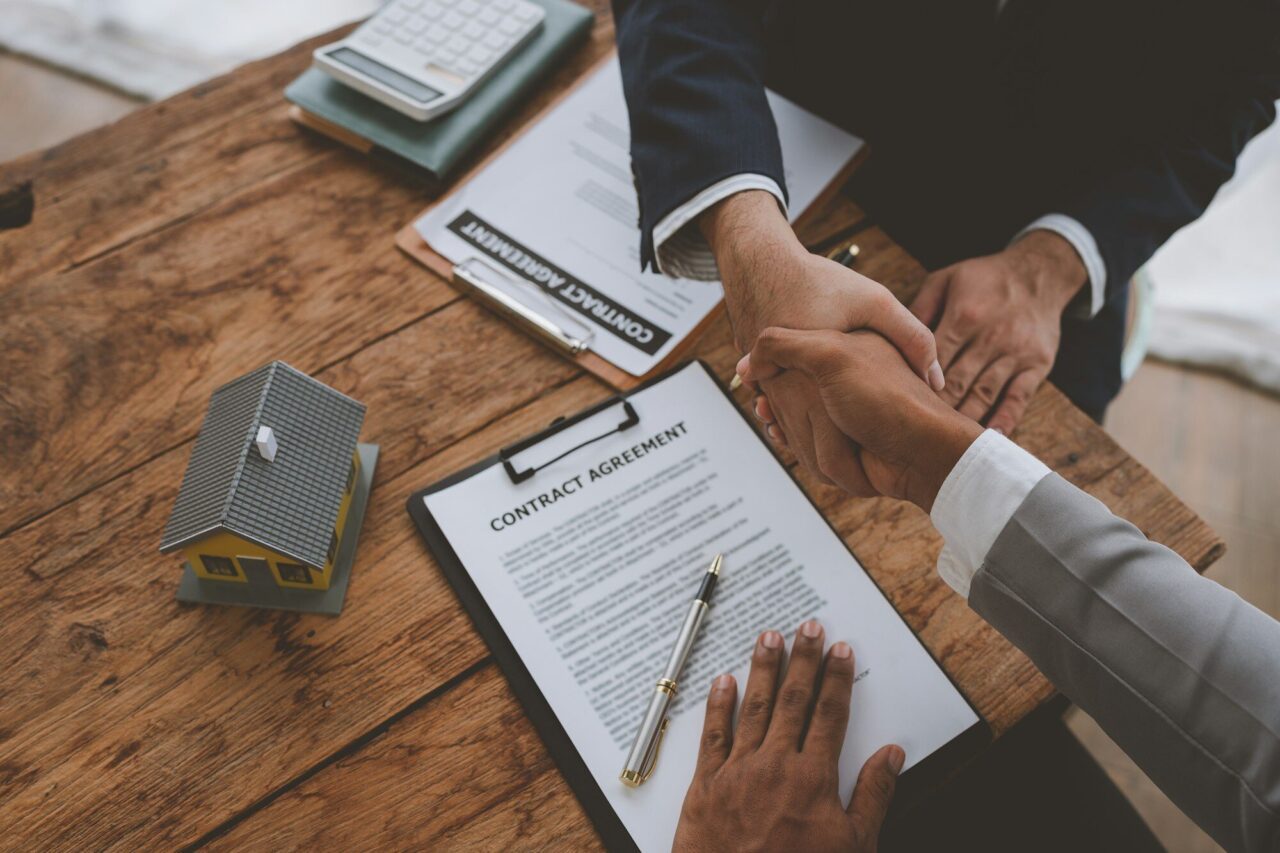 Primer Hogar handshake-of-real-estate-brokers-with-customers-or-investors-mortgage-loan-agreements-make-a-lease-.jpg
